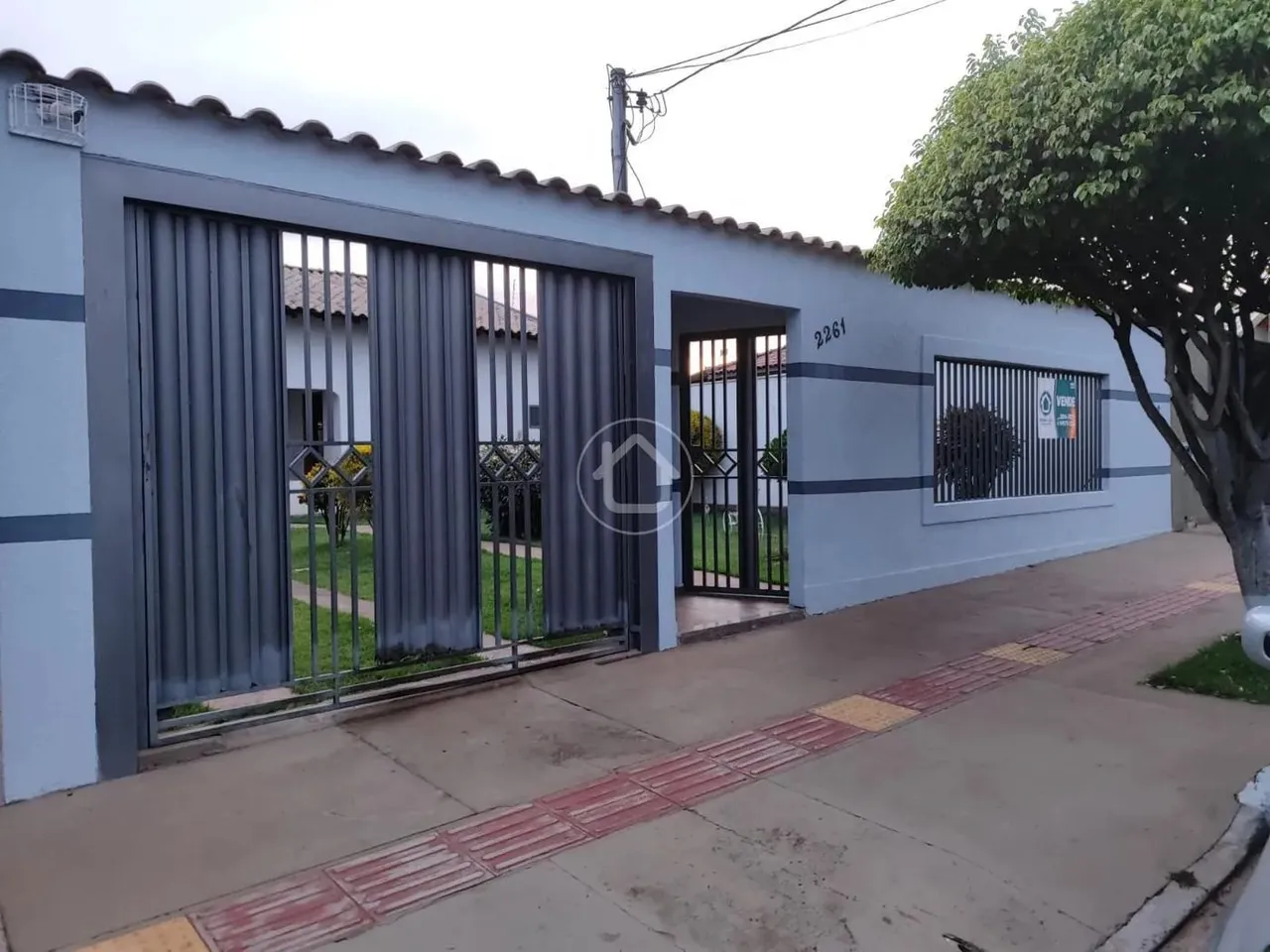 CASA COM EDÍCULA EM TERRENO AMPLO.