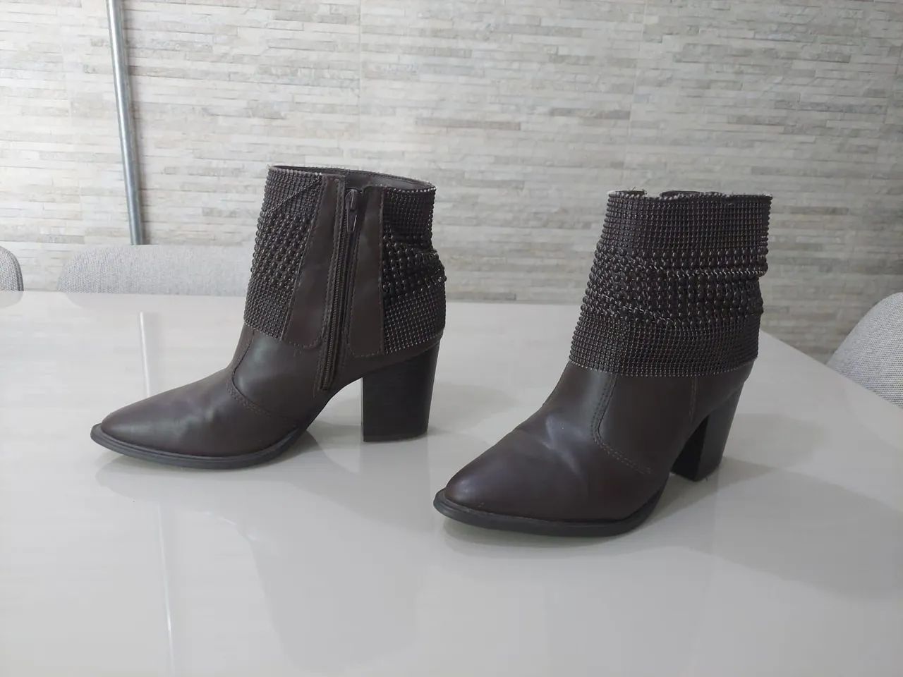 Bota Feminina Marrom com Detalhes - Foto 2