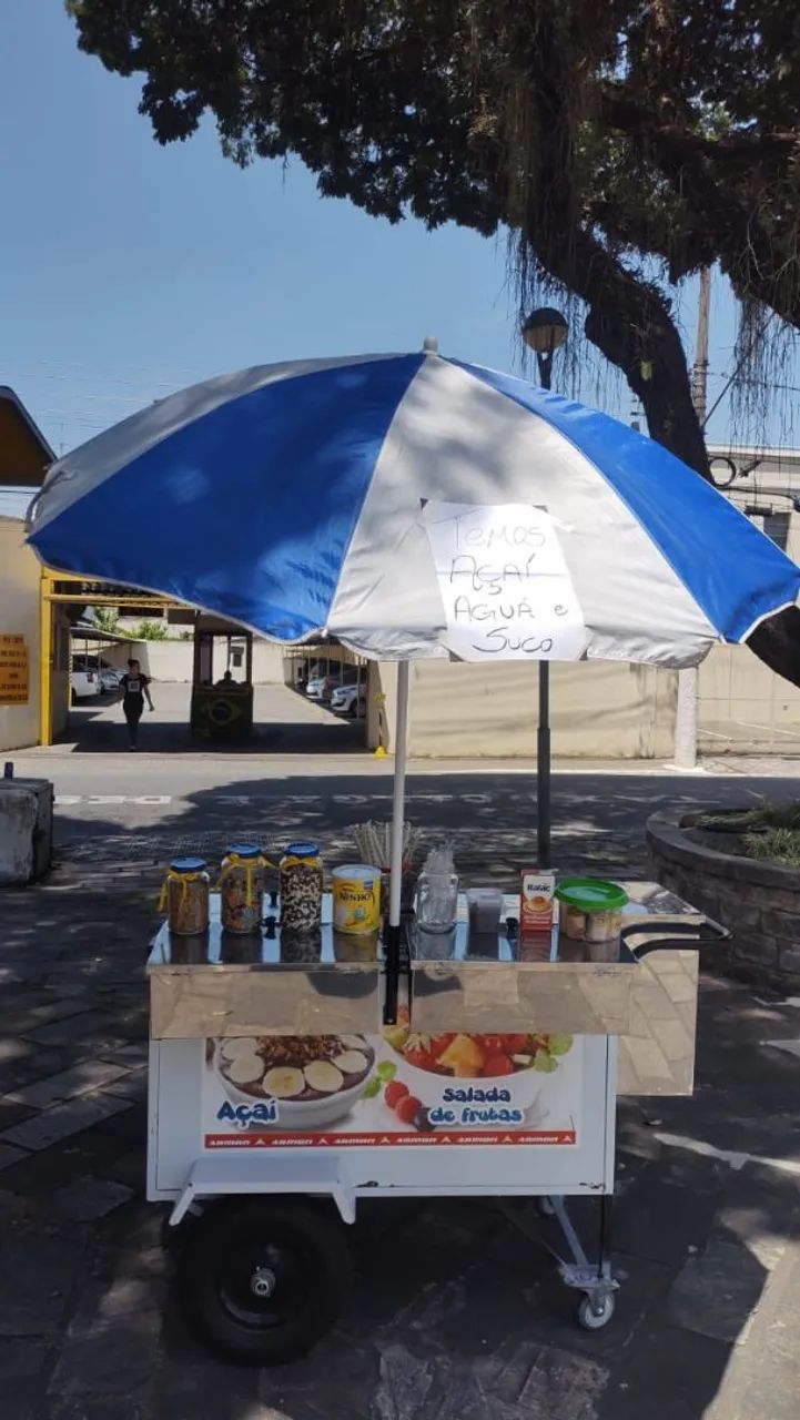 Carrinho de açaí e salada de frutas 