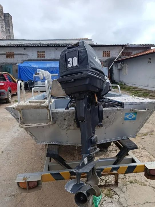 Lancha de alumínio com motor 30HP e carretinha - Foto 2