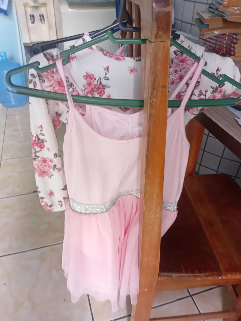 Vestidos infantis floridos e delicados 20,00cada um - Foto 5
