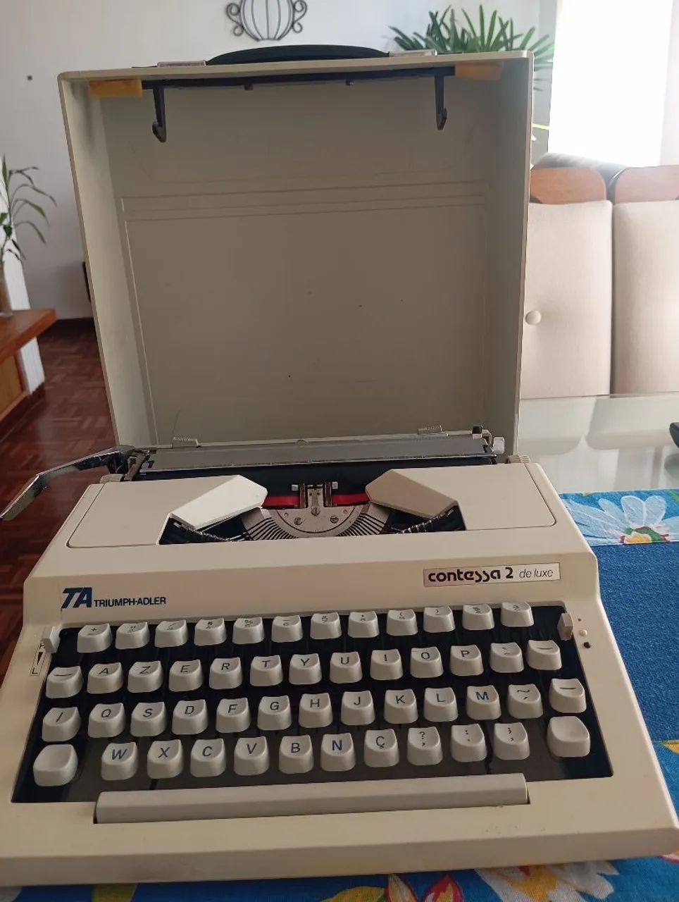 Máquina de escrever antiga 64861127591938120