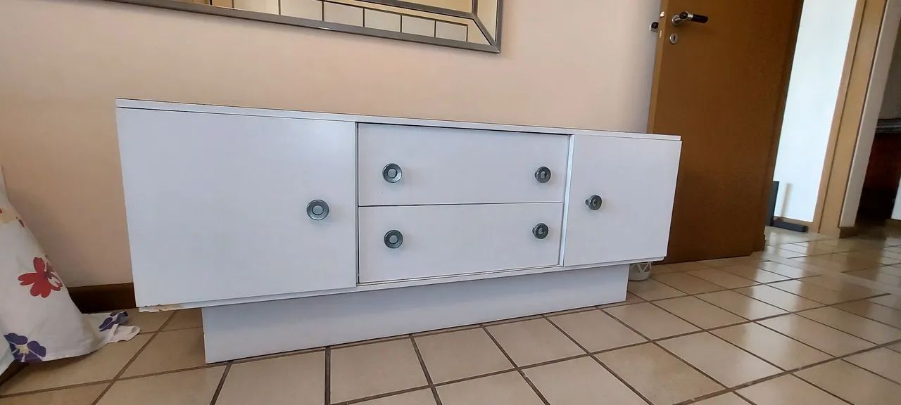 Penteadeira e mesa de cabeceira branca com gavetas