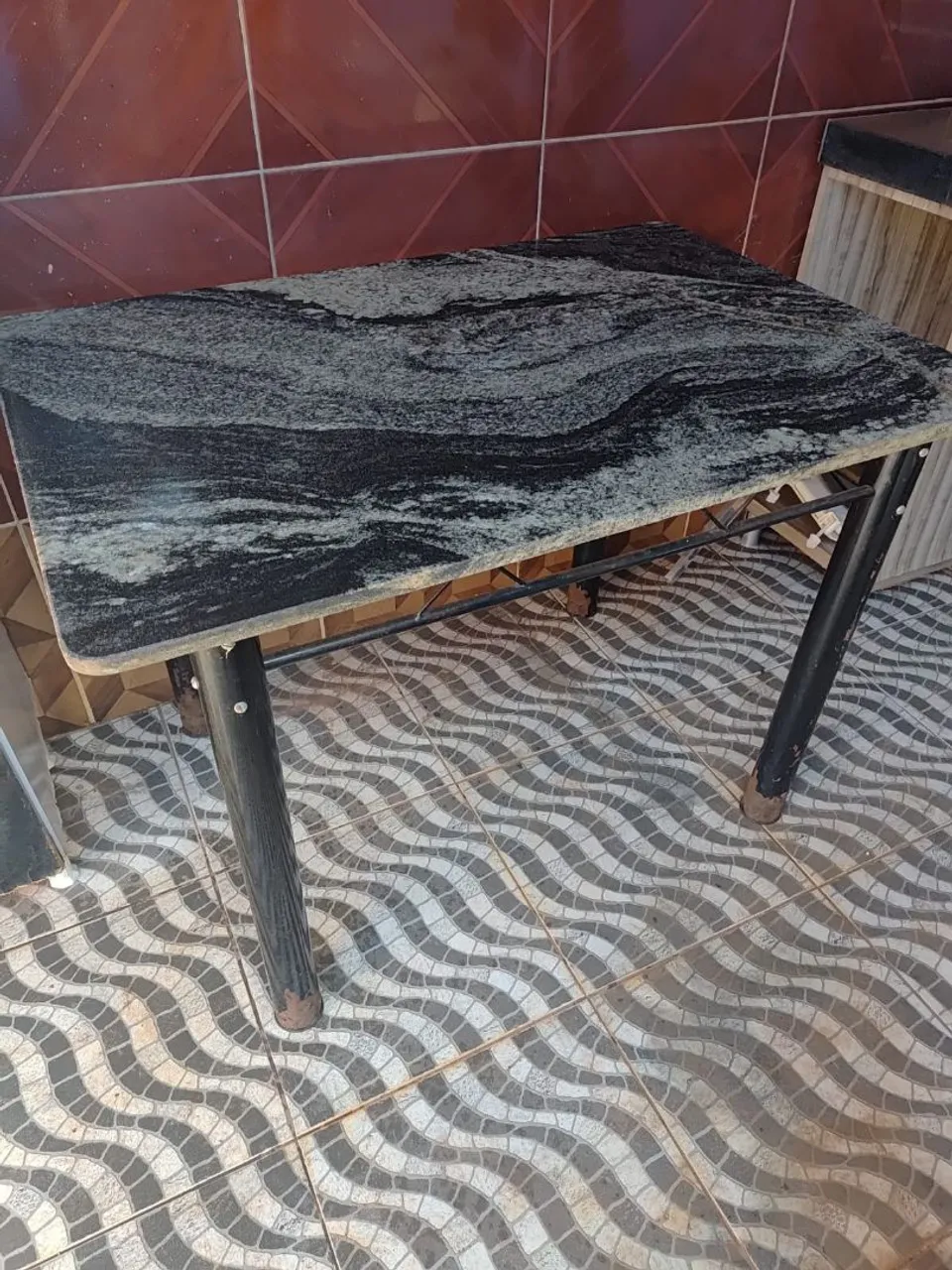 Mesa com tampo em granito e estrutura de ferro.SEM CADEIRAS
