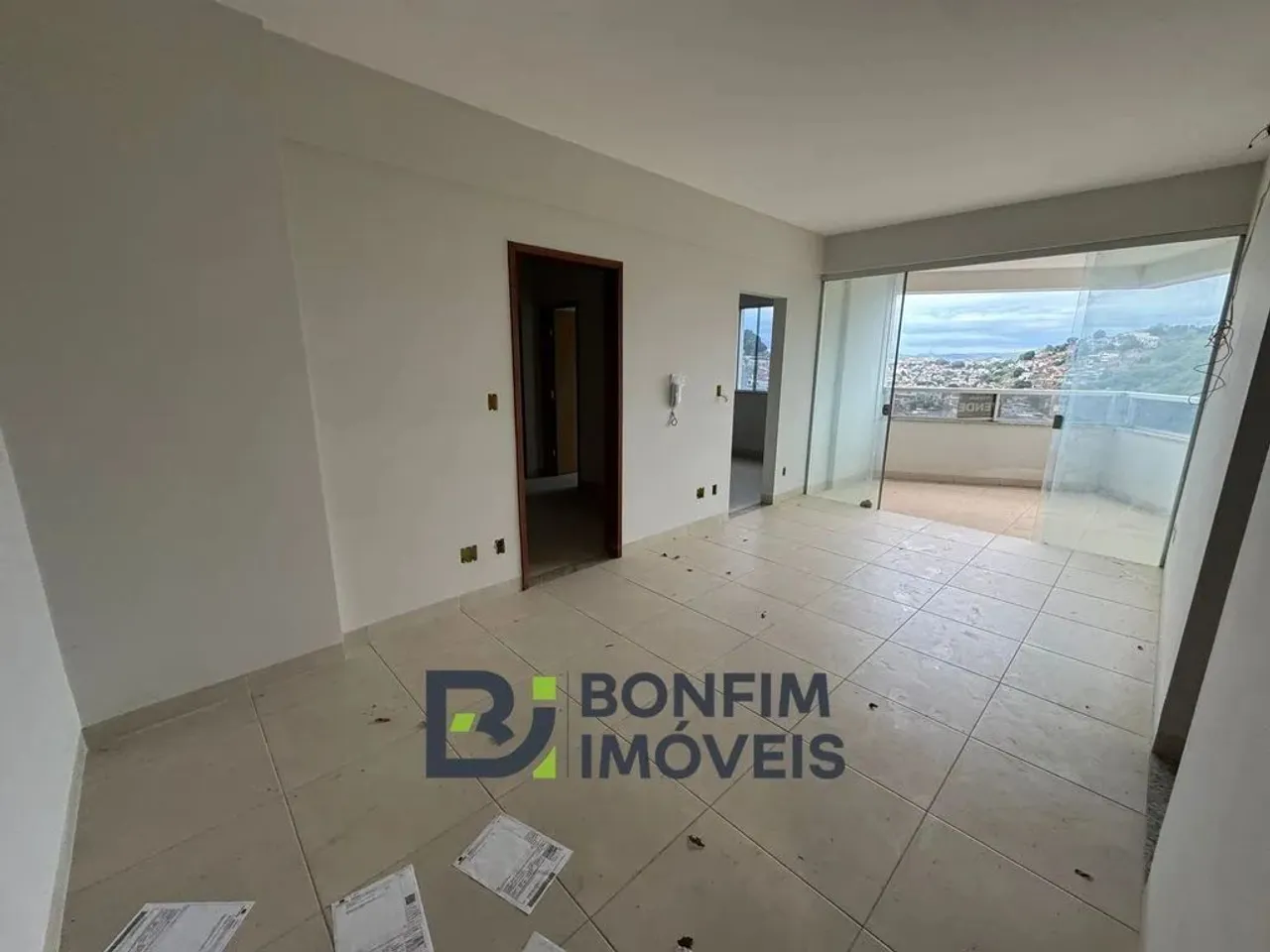 Apartamento novo com varanda e portaria remota no bairro Esplanada