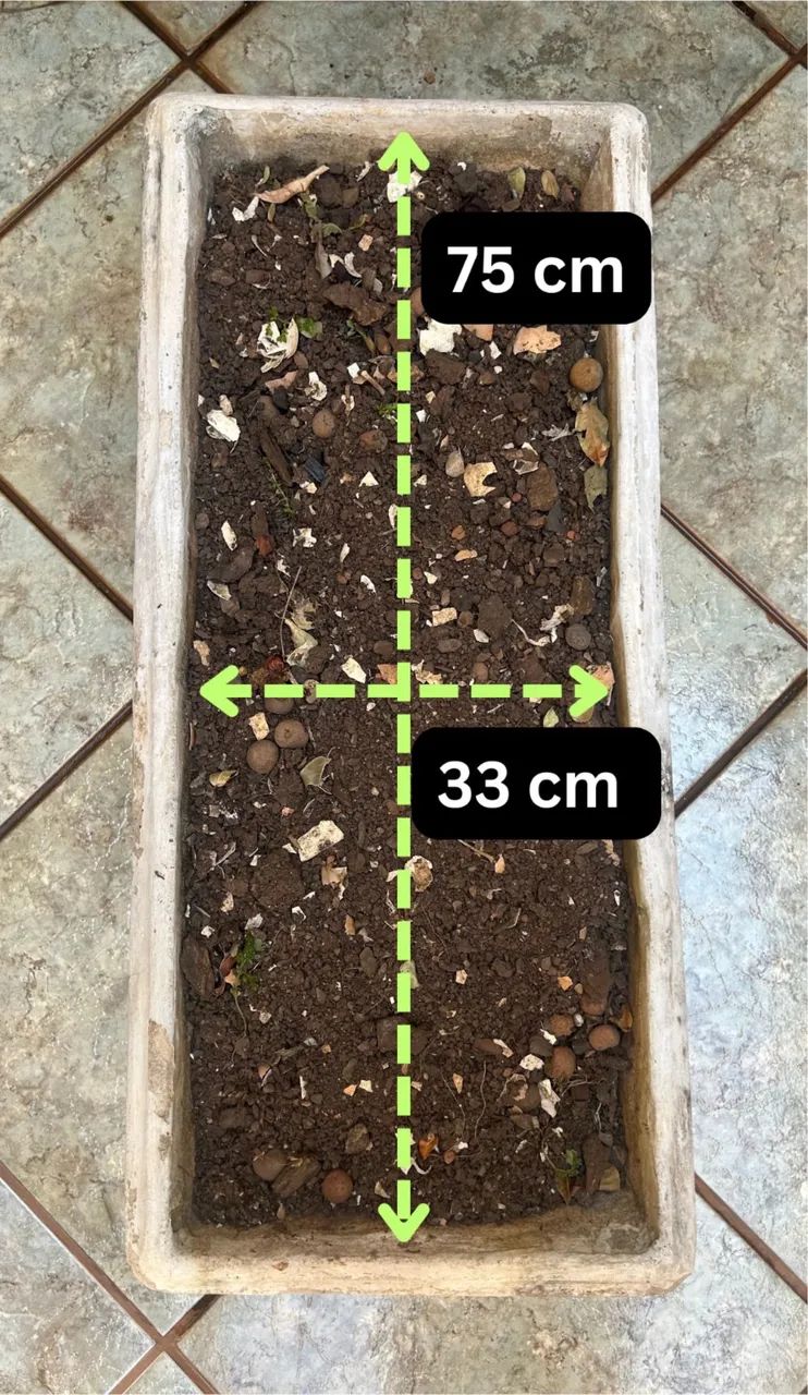 Vaso retangular de concreto com terra adubada - Foto 2