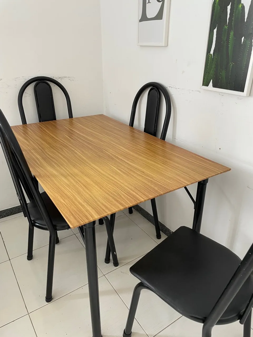 Mesa de Jantar com 4 Cadeiras - Ótimo Estado