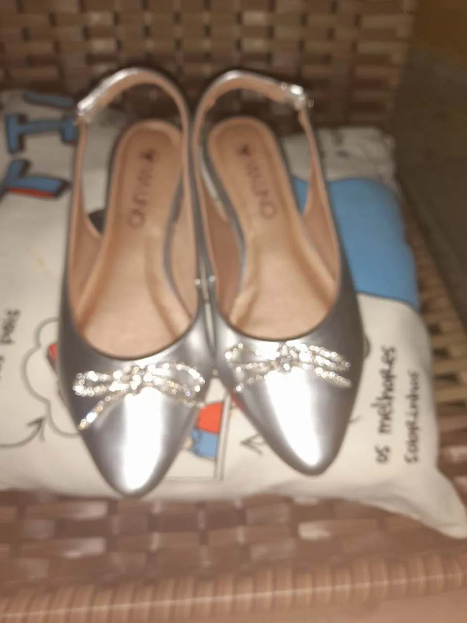 Sandália Slingback Prateada com Detalhe de Laço