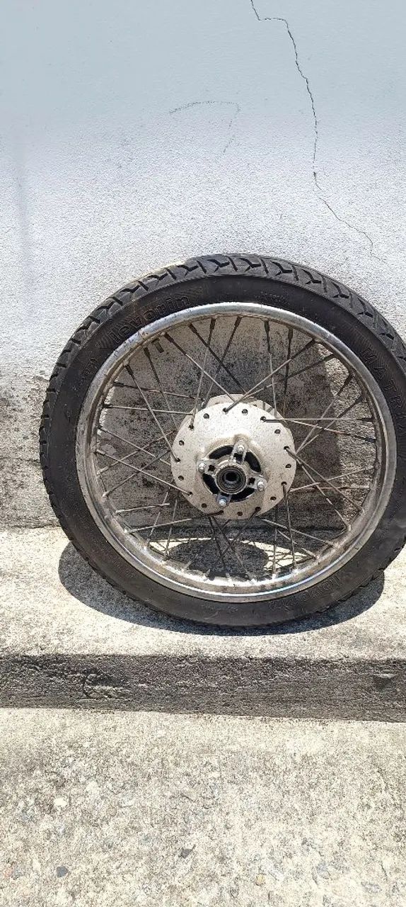 Roda de moto com pneu - Foto 3