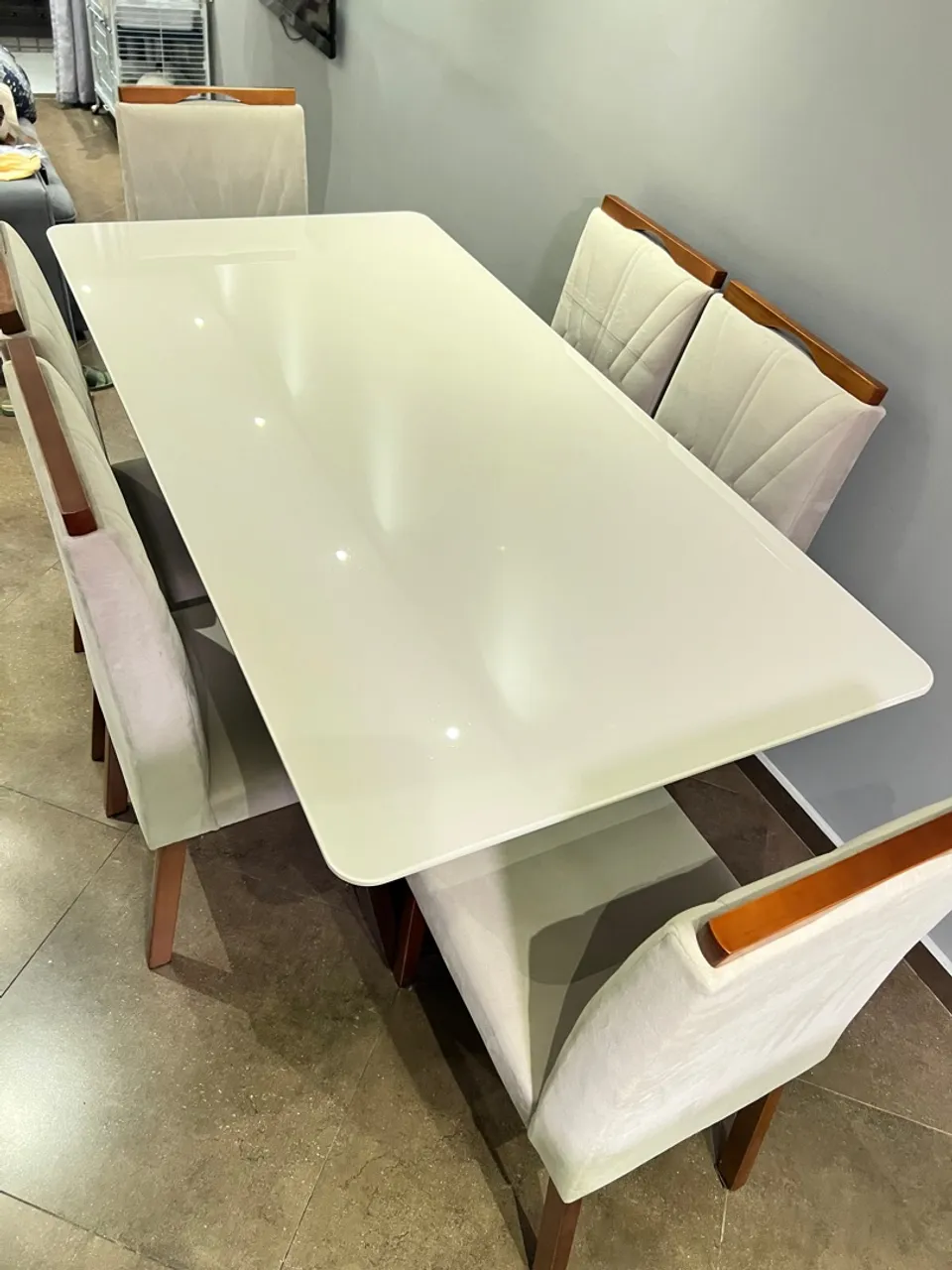 Mesa em MDF com tampo de vidro 1,80x0,90m com 6 cadeiras 