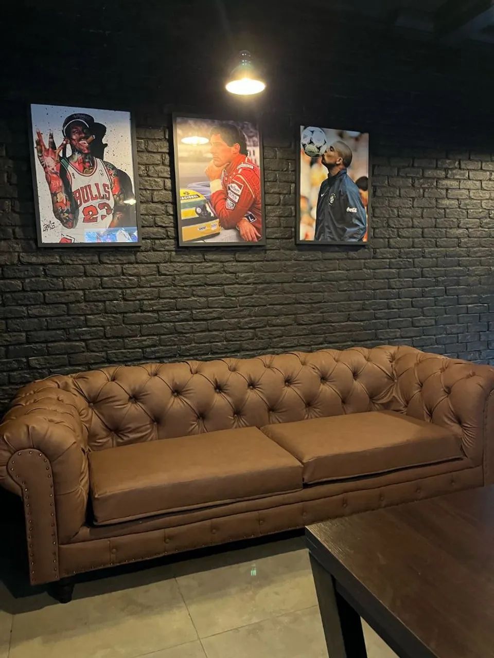 Sofá Chesterfield Marrom Clássico