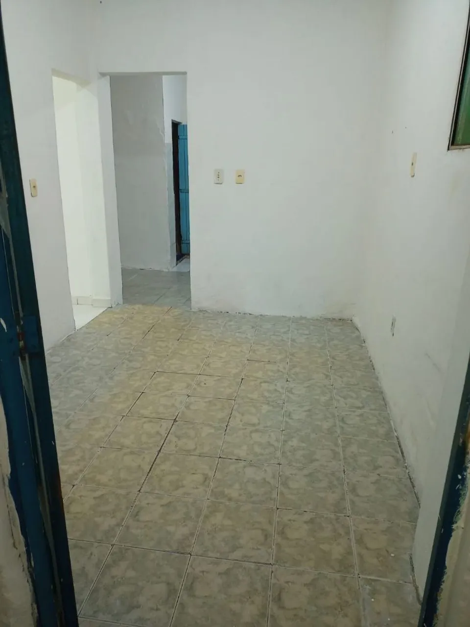 Vendo casa com 2 quartos sala cozinha banheiro e área na frente