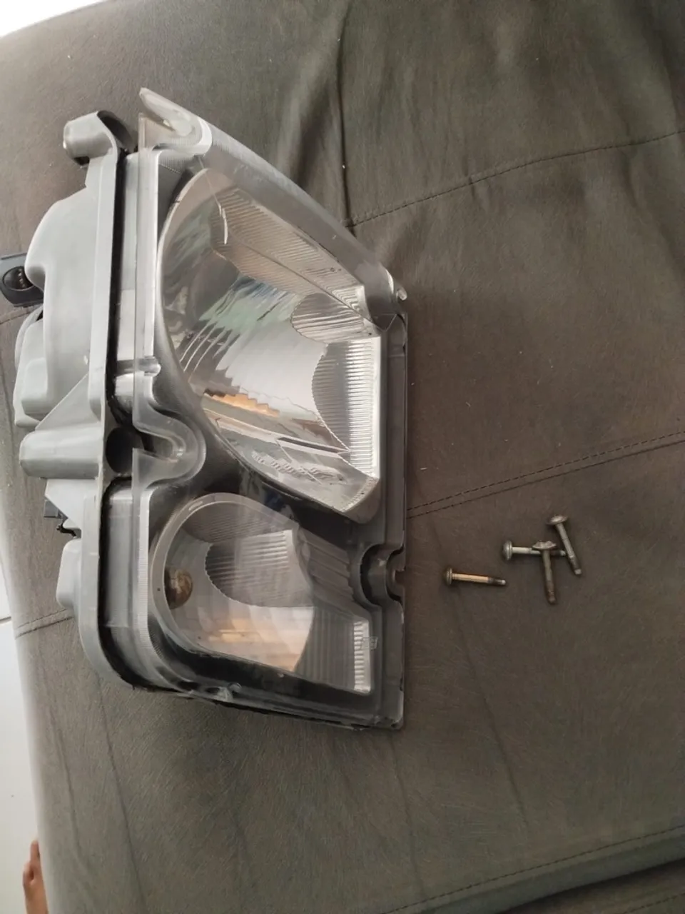 Farol Volvo VM 210-260