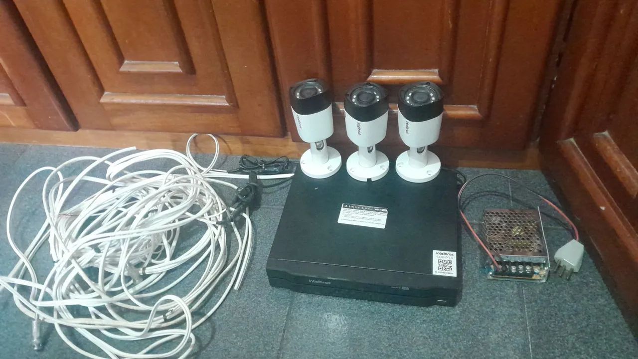 Kit CFTV Intelbras com 3 câmeras 