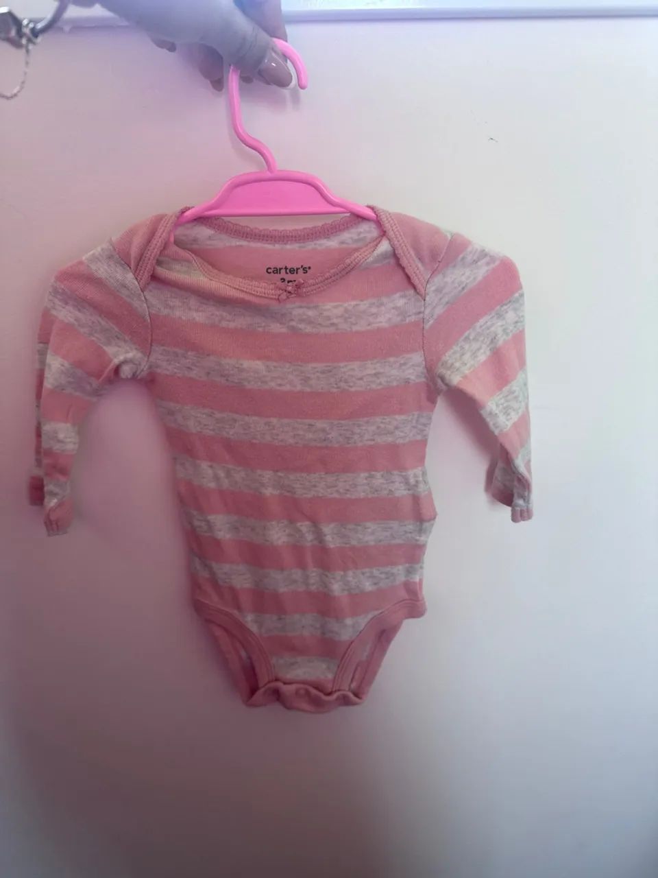 Kit de roupinhas carters, 4 bodys 0 a 3 meses, e 1 calça 0 a 3 meses. 50,00 o kit completo - Foto 2