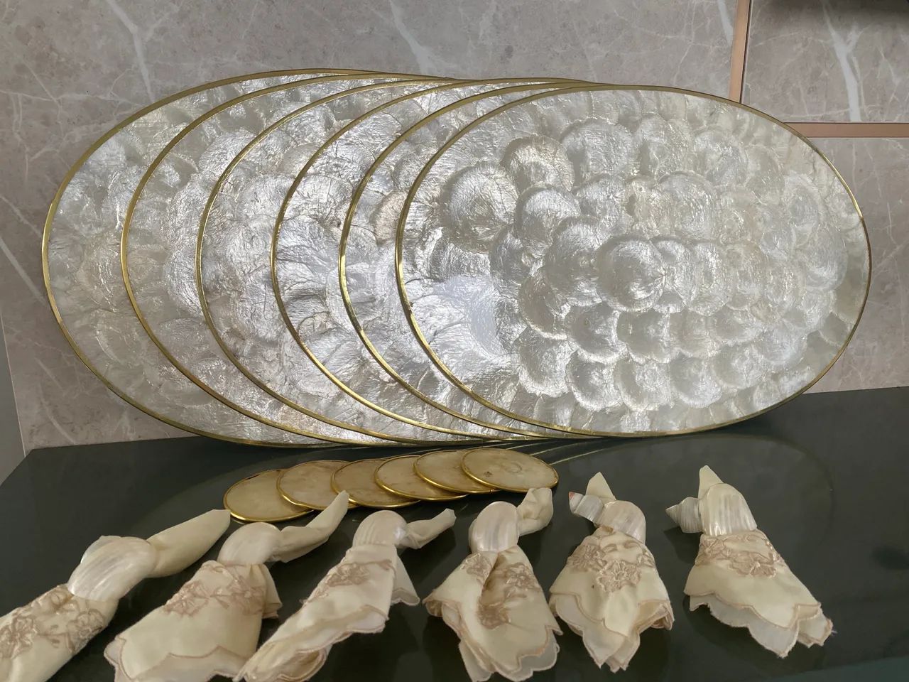 Conjunto de mesa posta feitas com concha de capiz 