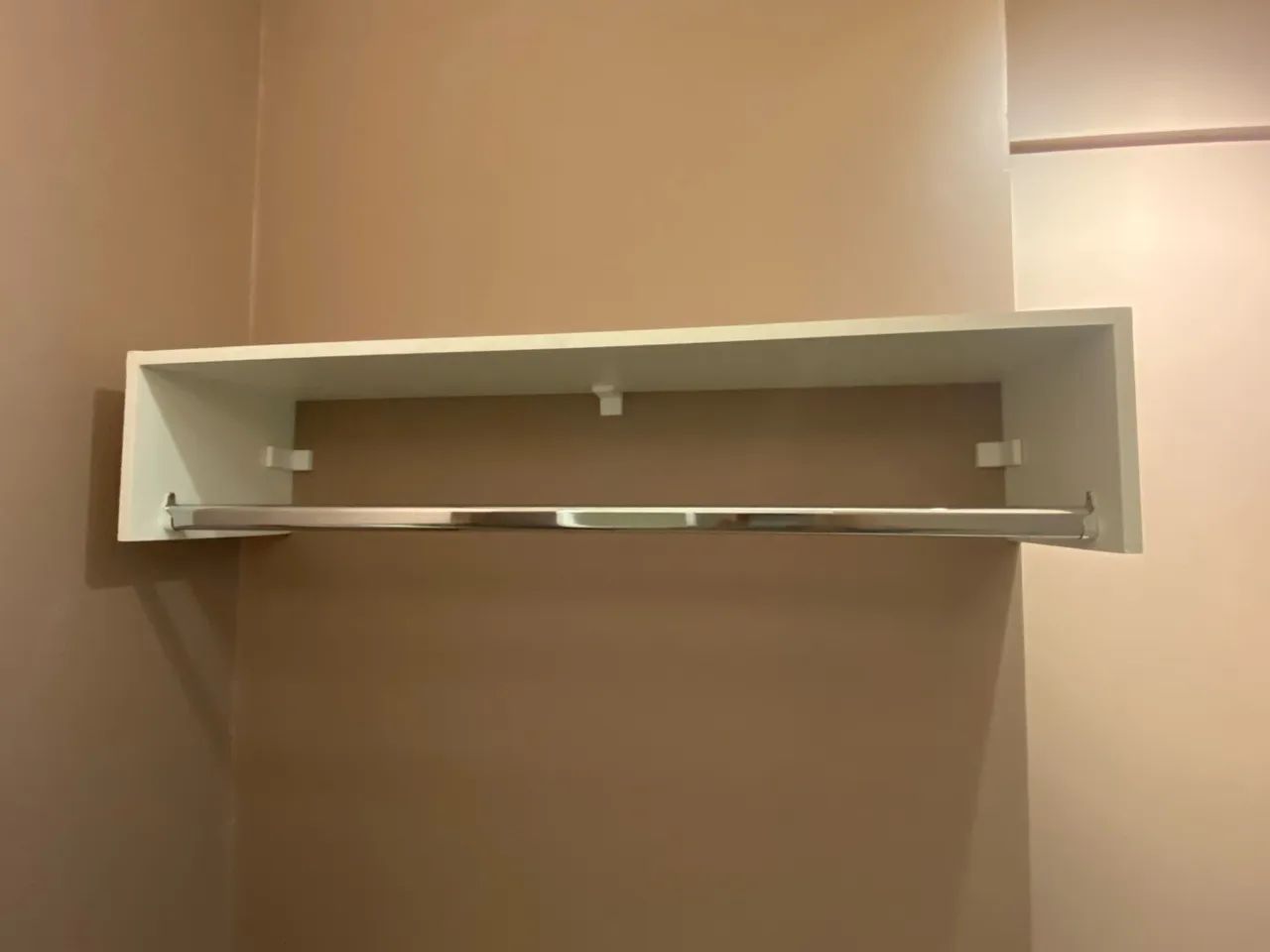 Promoção! 2 cabideiros de mdf branco incluso montagem!