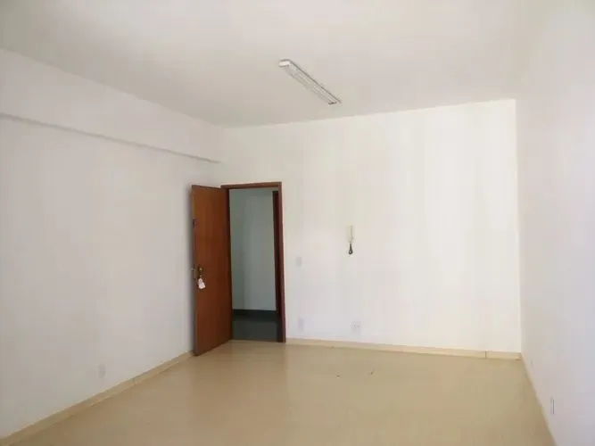 SALA com Banheiro, Raja Gabaglia