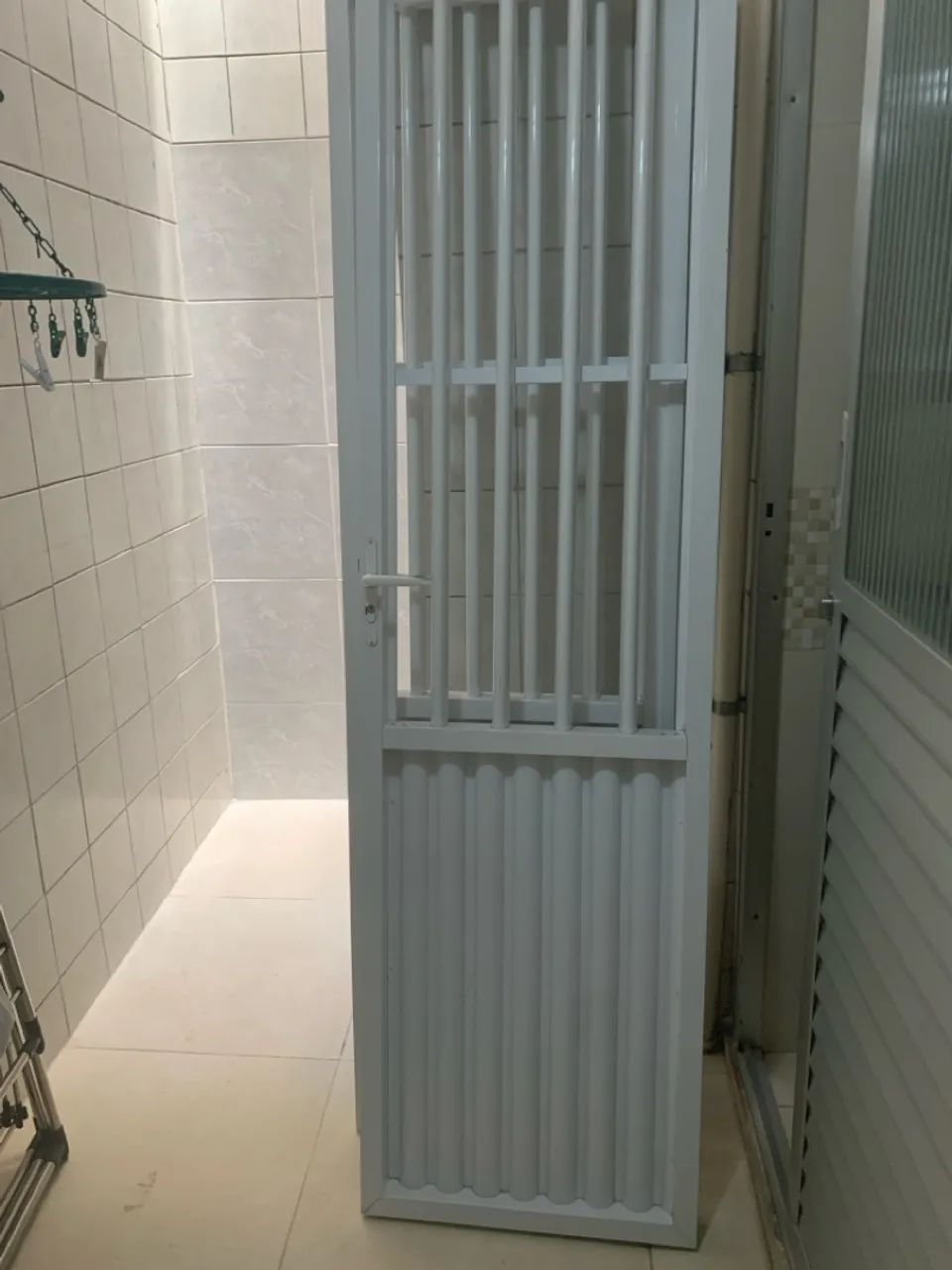 Portão de alumínio com grades - Foto 4
