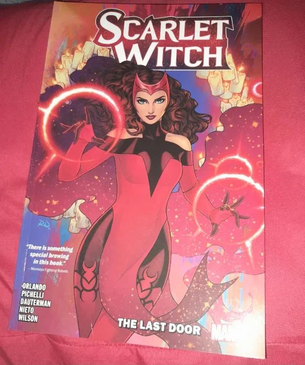 HQs Scarlet Witch + revista Feiticeira Escarlate + HQ Vingadores - Foto 2