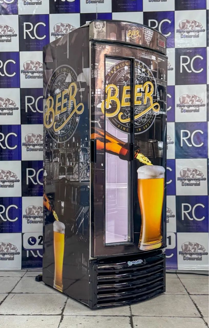 Cervejeira com detalhe de vidro, iluminação em LED e controlador digital.
