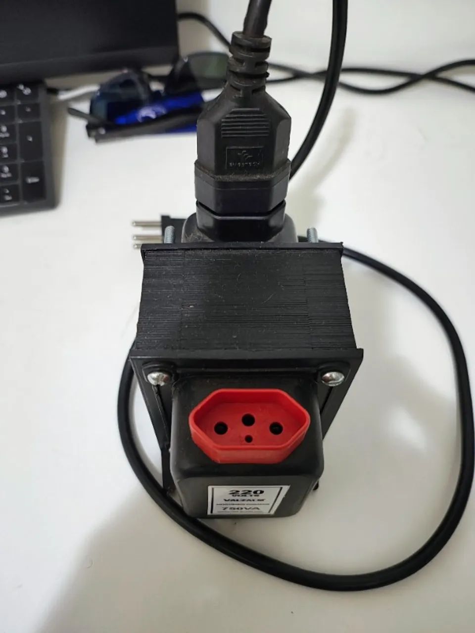 Transformador 110V para 220V - 750 VA (Quase novo) - Foto 2