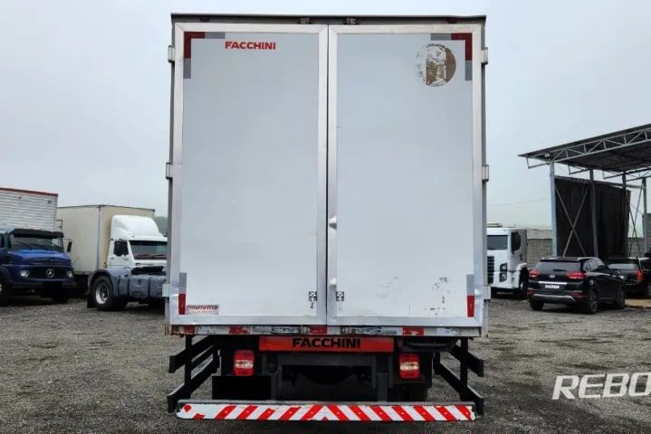 VW 11180 Delivery Baú 2017 - Foto 5