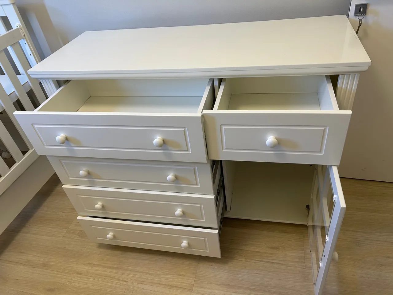 Cômoda branca com gavetas e porta