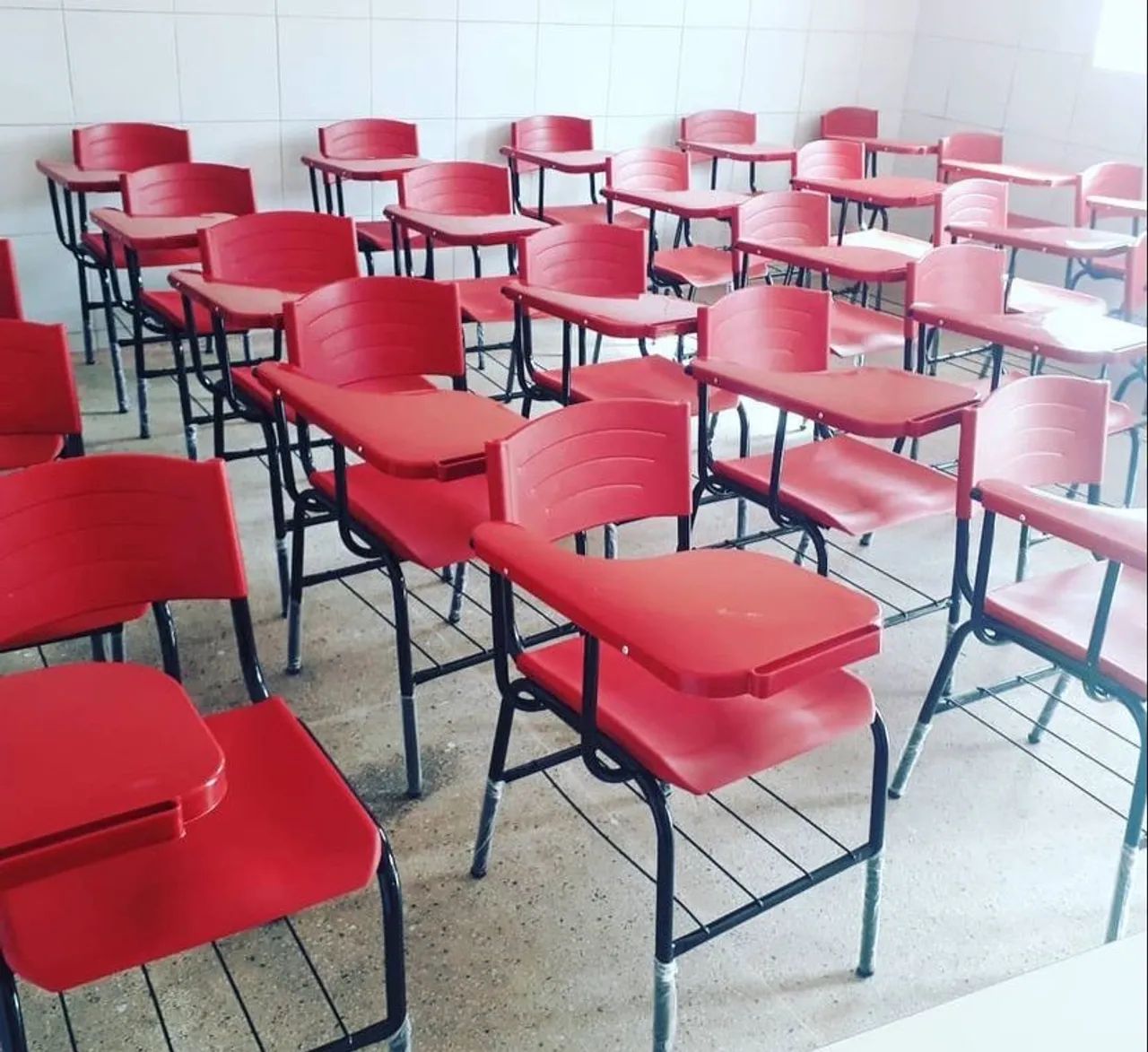 Cadeiras escolares com prancheta - Venda