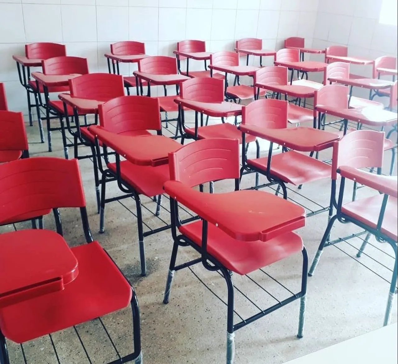 Cadeiras escolares com prancheta - Venda