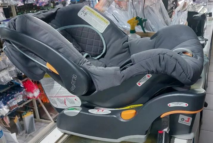 Conjunto carrinho + bebê Conforto Bravo com base para carro da Chicco - Foto 4