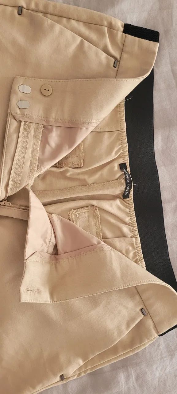 DEAPAGO RENNER - CALÇA ALFAIATARIA BEGE COM ELASTANO E ELÁSTICO ATRÁS  - Foto 3