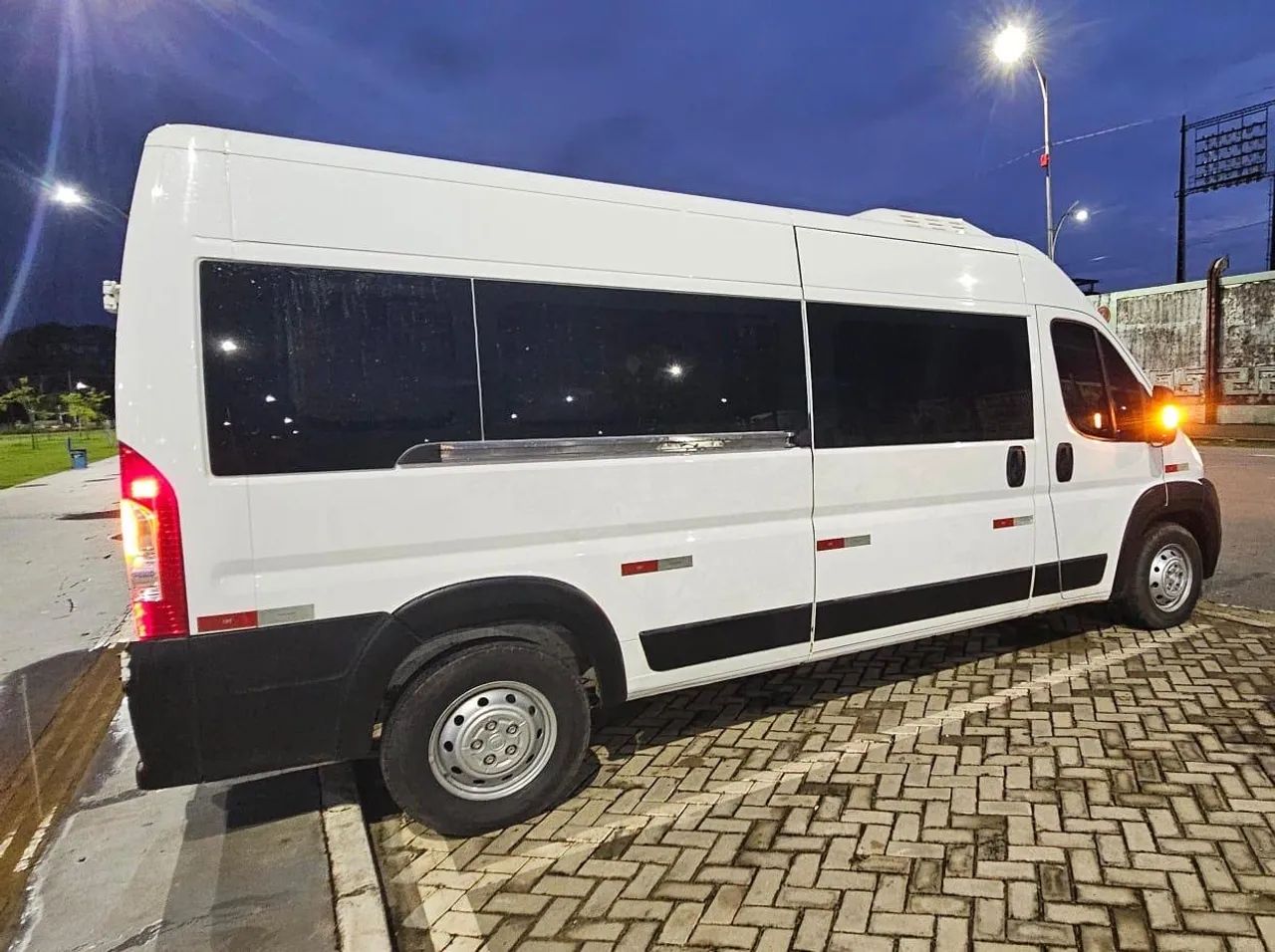 VAN (16 lugares) - FIAT - DUCATO 2021 - Foto 4