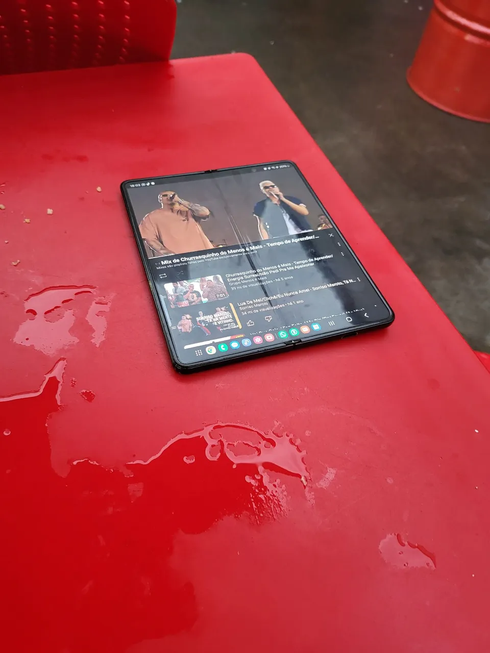 Samsung z fold 3 na caixa porém cabo flex , ruim, tem que trocar pq não dá pra usar.