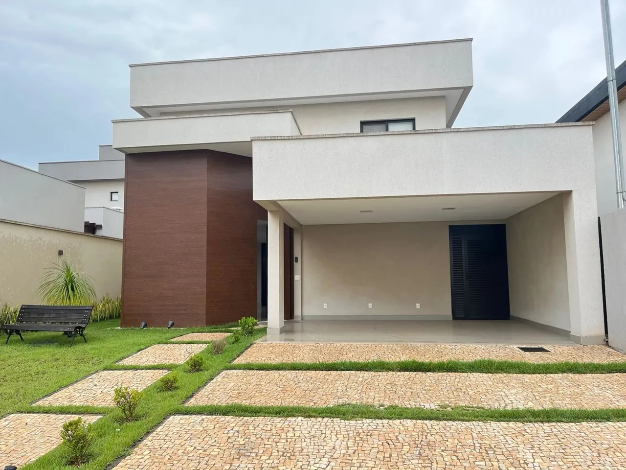 Elegância e Praticidade em Cada Detalhe: Sobrado de 4 quartos sendo 3 suítes no Jardins Bo