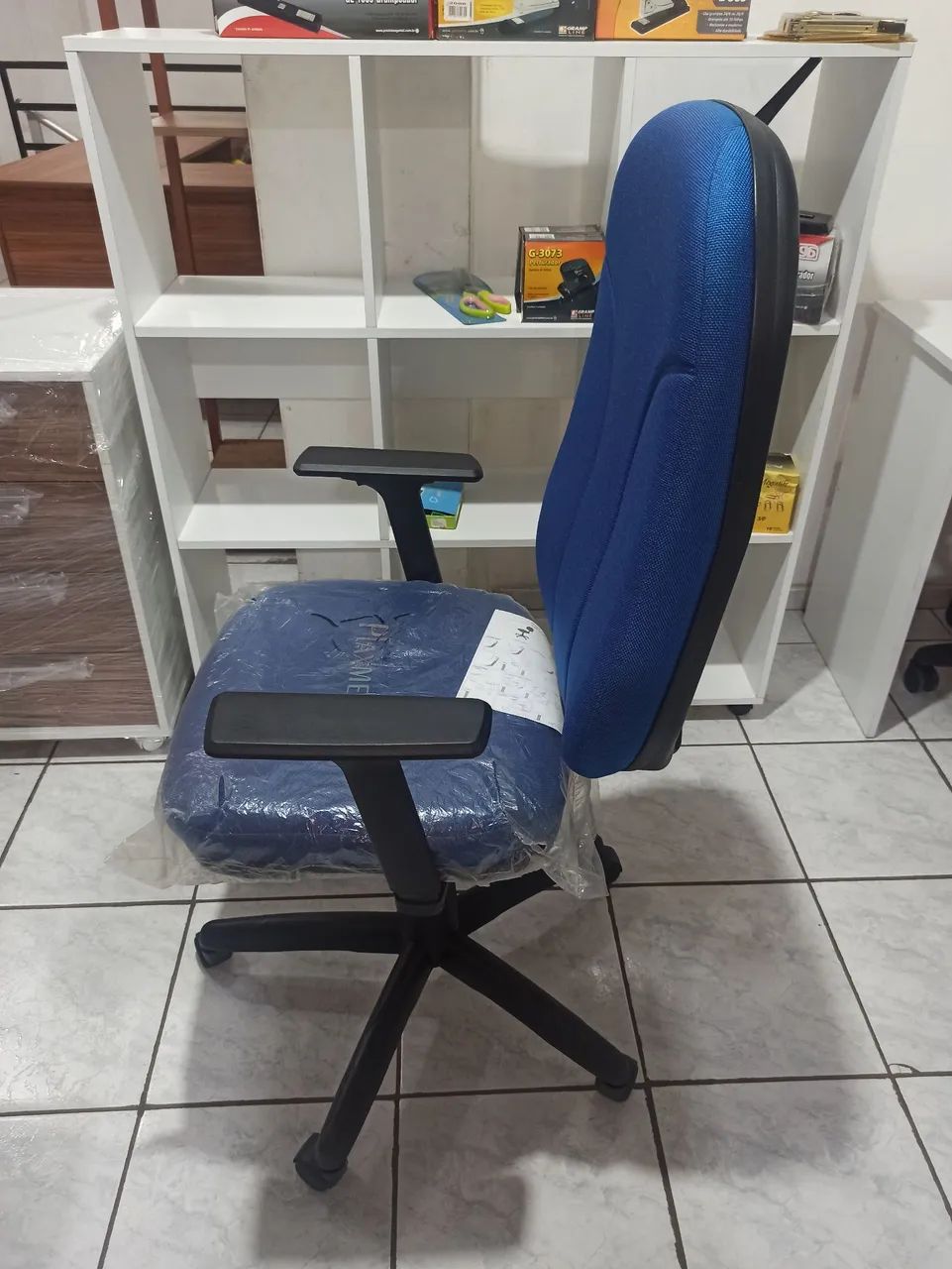 Cadeira giratória azul  - Foto 3