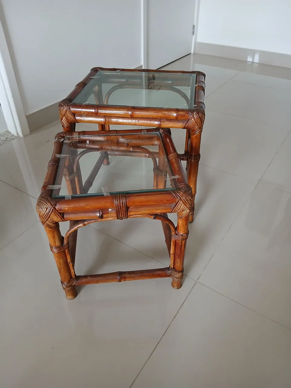 Conjunto de Mesas de Canto em Bambu com Tampo de Vidro