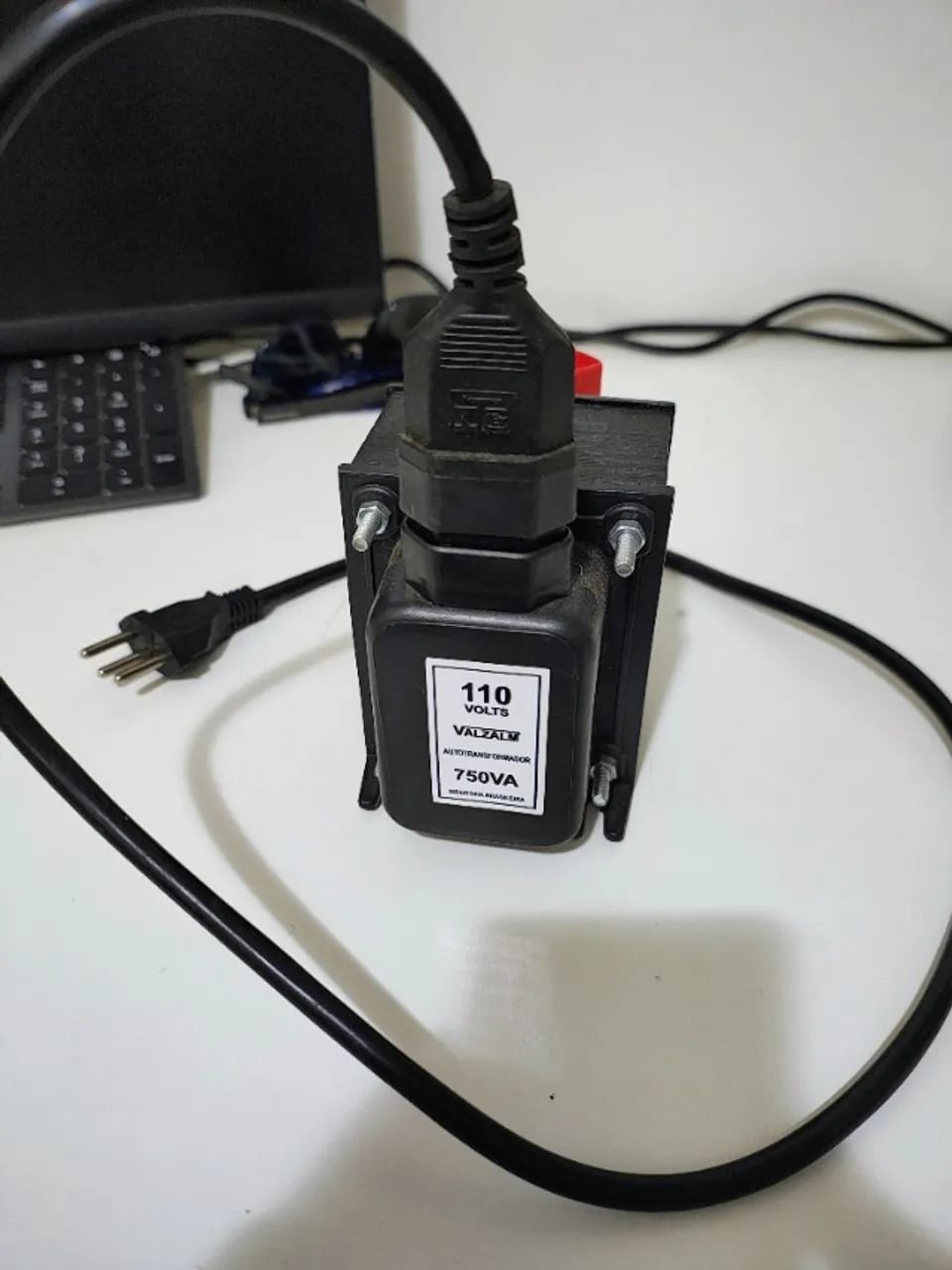 Transformador 110V para 220V - 750 VA (Quase novo) - Foto 3