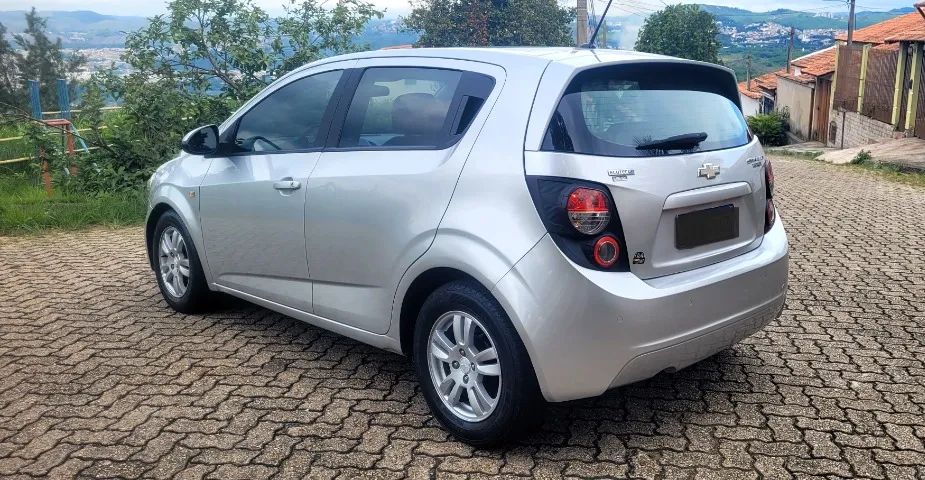SONIC LT HATCH 2013 MUITO NOVO  - Foto 5