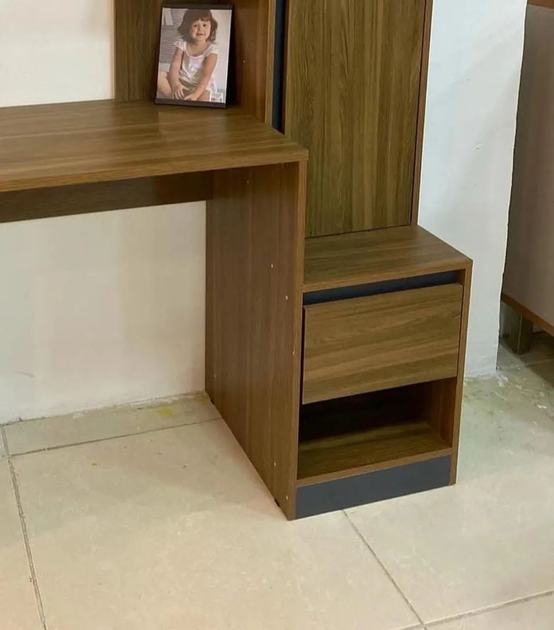 Escrivaninha moderna com armário e design elegante - Foto 4