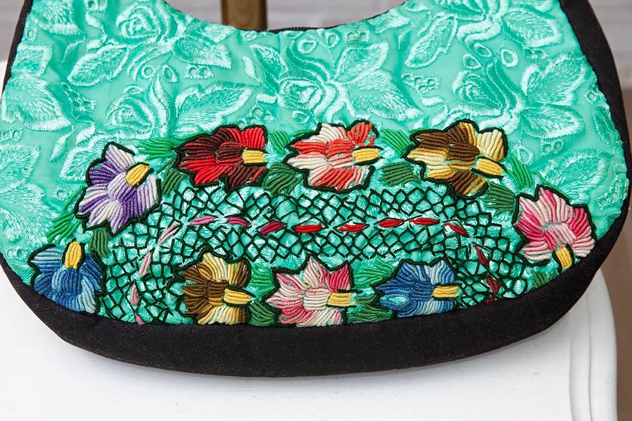 bolsa pequena artesanal bordada - seminova - Foto 3
