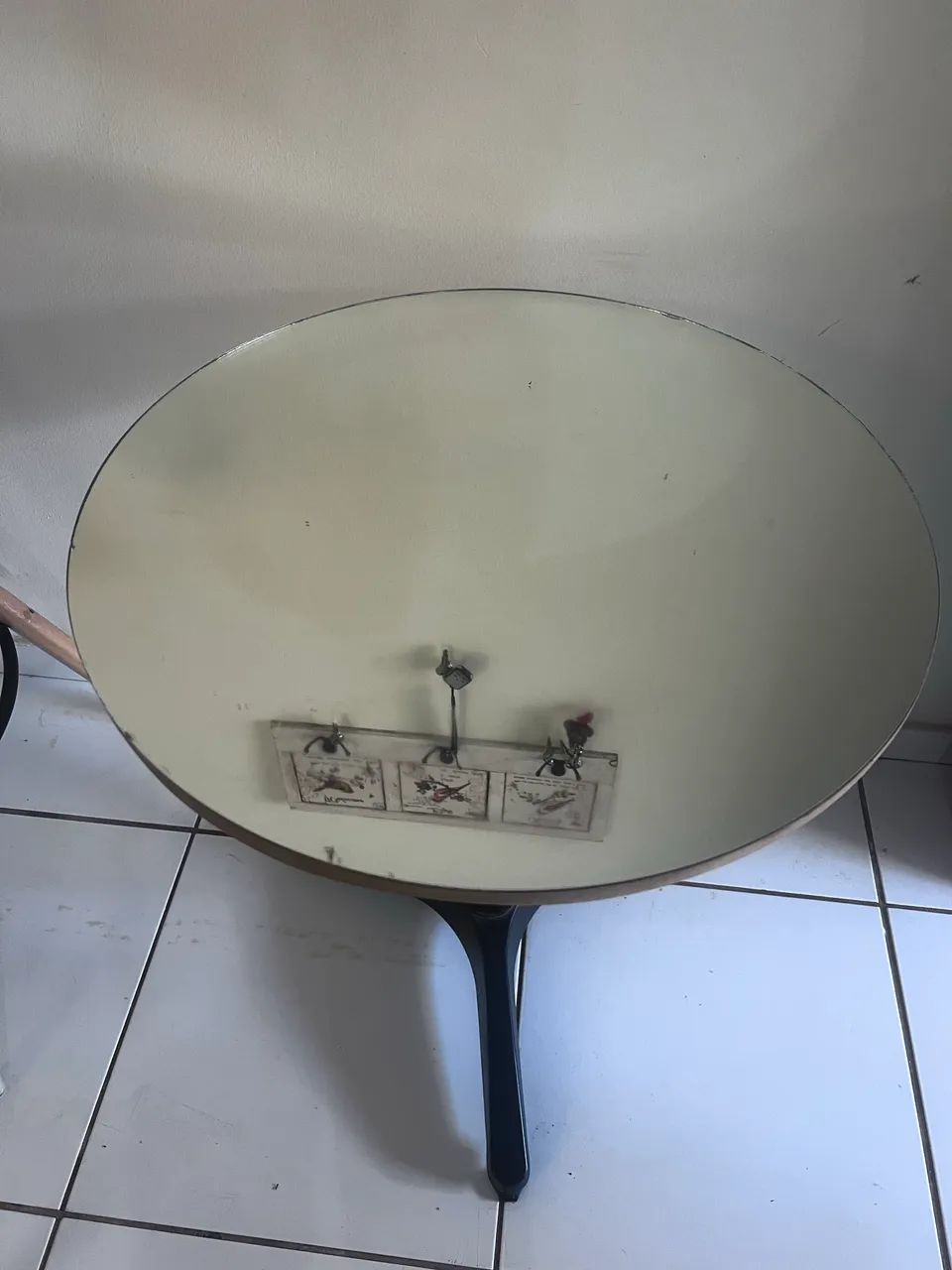 Mesa com espelho e cadeira 