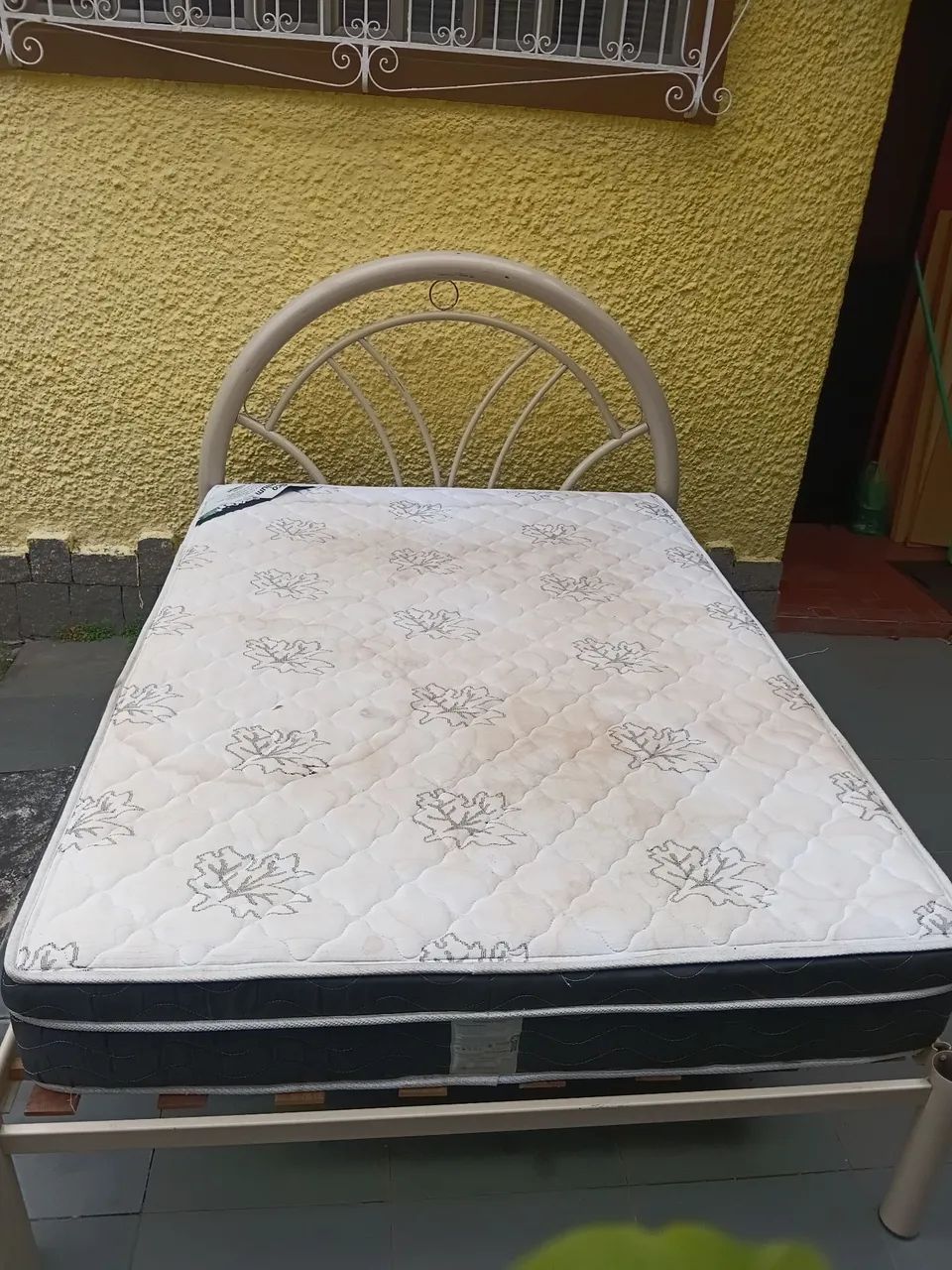 Vendo cama de casal com colchão 