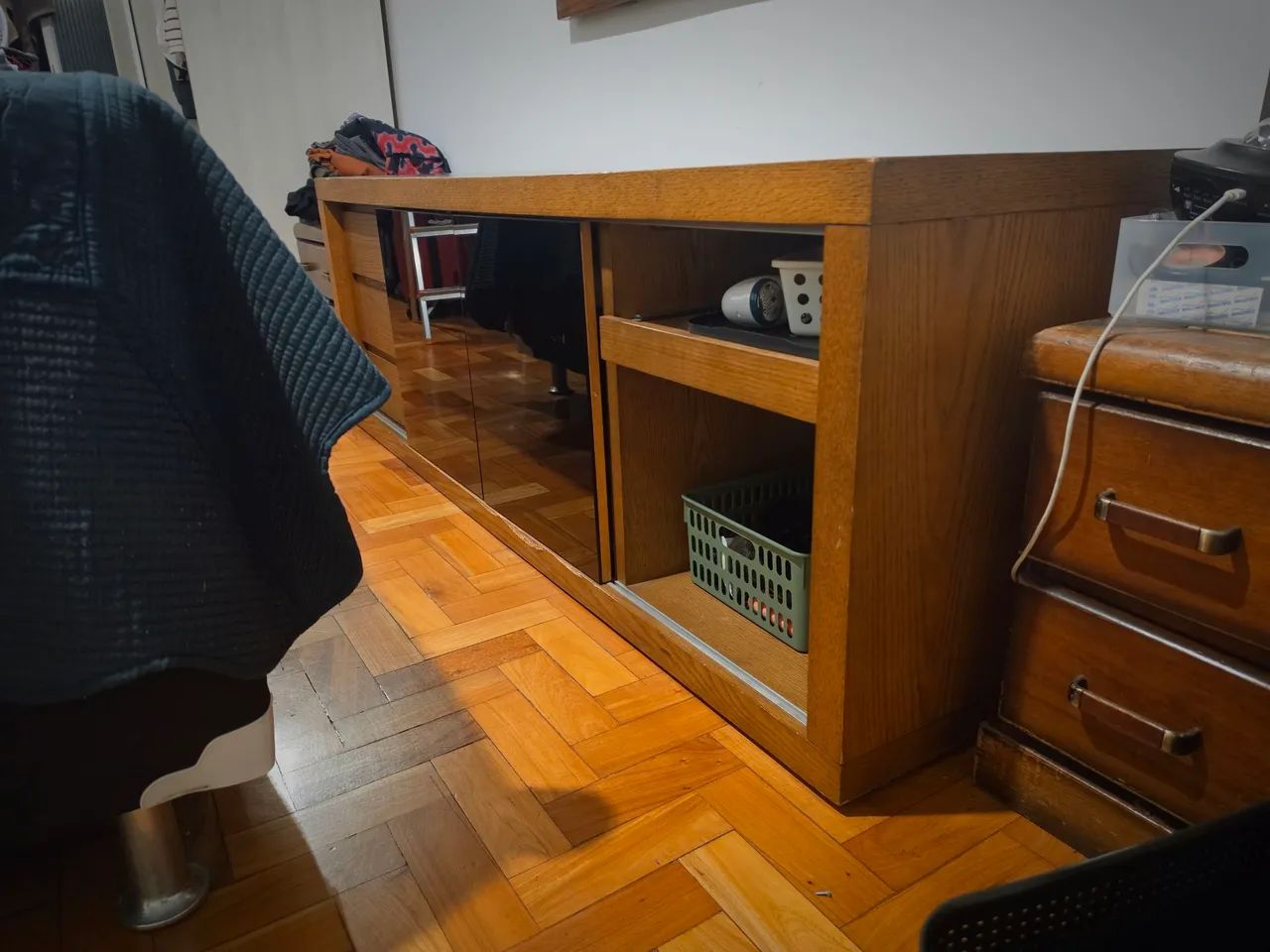 Rack de TV com portas de correr e gavetas - Foto 4