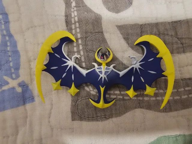 Conjunto Pokemon TCG (latas, broche, moedas e boneco) - Foto 4