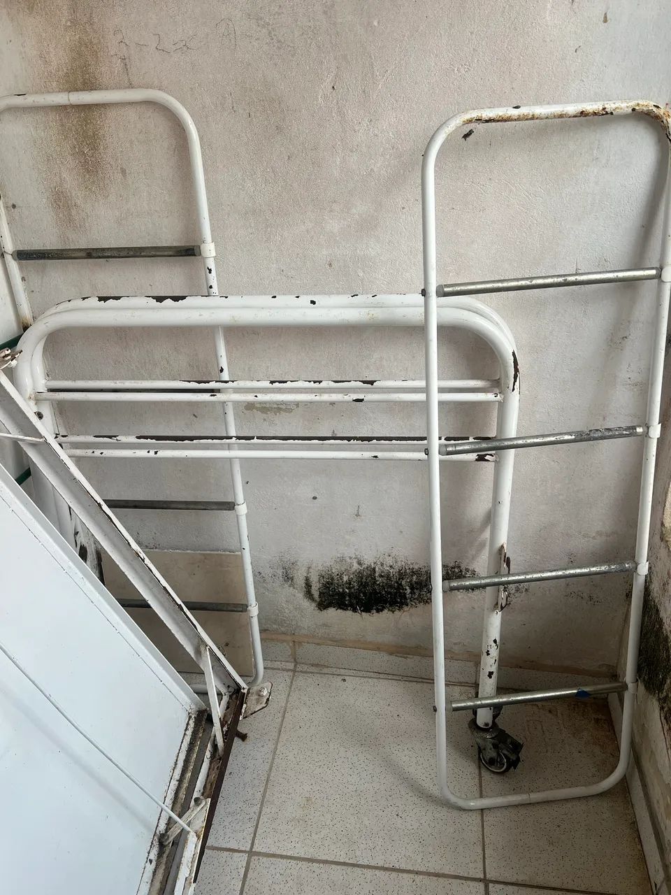 Cama Hospitalar 2 Manivelas com Colchão Impermeável  - Foto 4