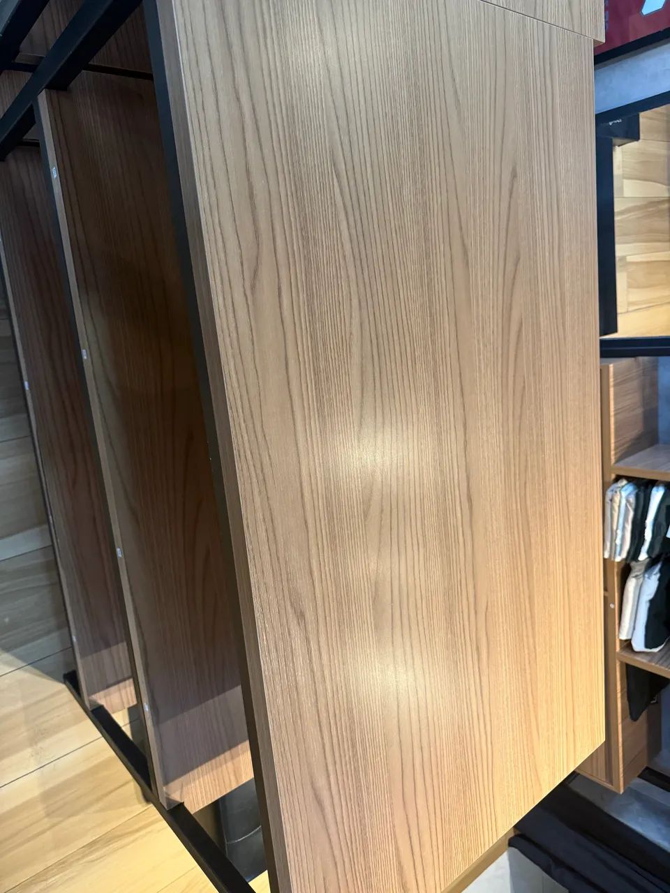 Mesa roupas exposição  - Foto 2