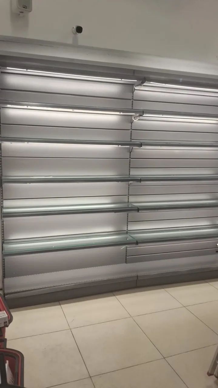 Gôndolas Premium Fast/Ariam com prateleiras de vidro iluminadas - Foto 2