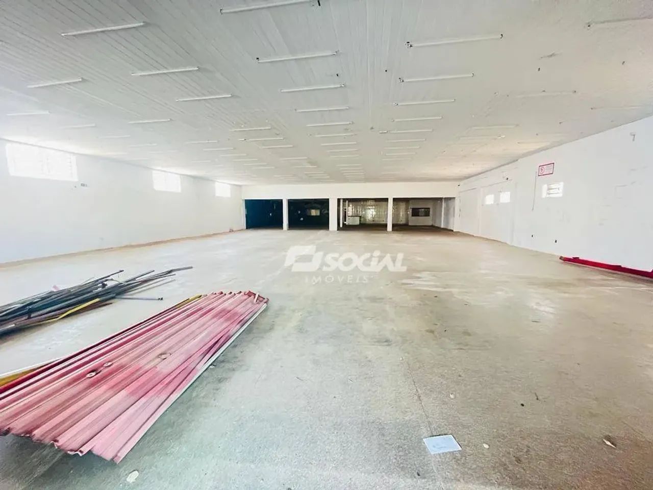 Ótimo imóvel comercial para locação com amplo estacionamento e localização privilegiada, R - Foto 5