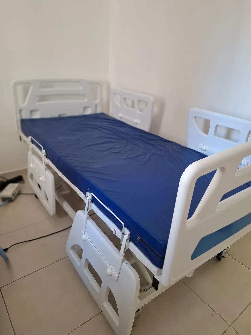 Cama hospitalar motorizada 